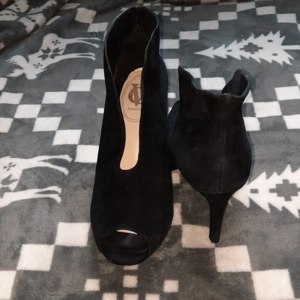 Vince Camuto Black Suede Signature Ronnie Plunge Peep Toe Bootie Size 7.5